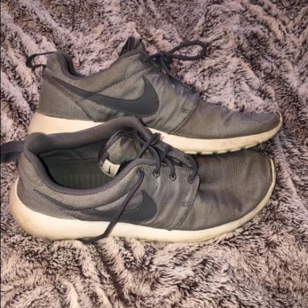 Nike roshes $15